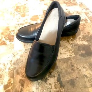 Ladies Easy Spirit shoes 
New with box, size 9